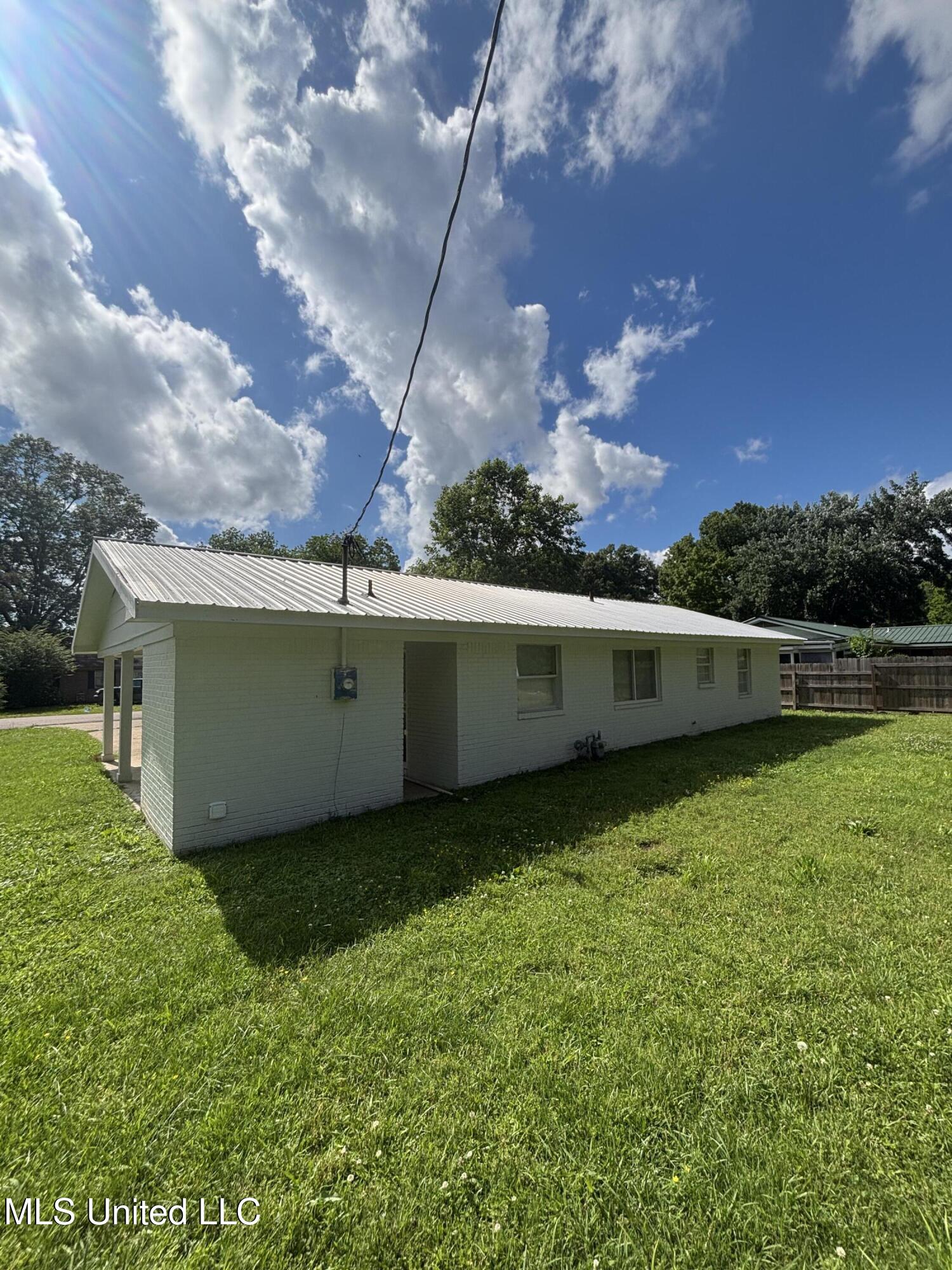 230 Greenbriar Circle Holly Springs, MS 38635 - Photo 3 of 21 Photo May 13 2025, 3 52 28 PM