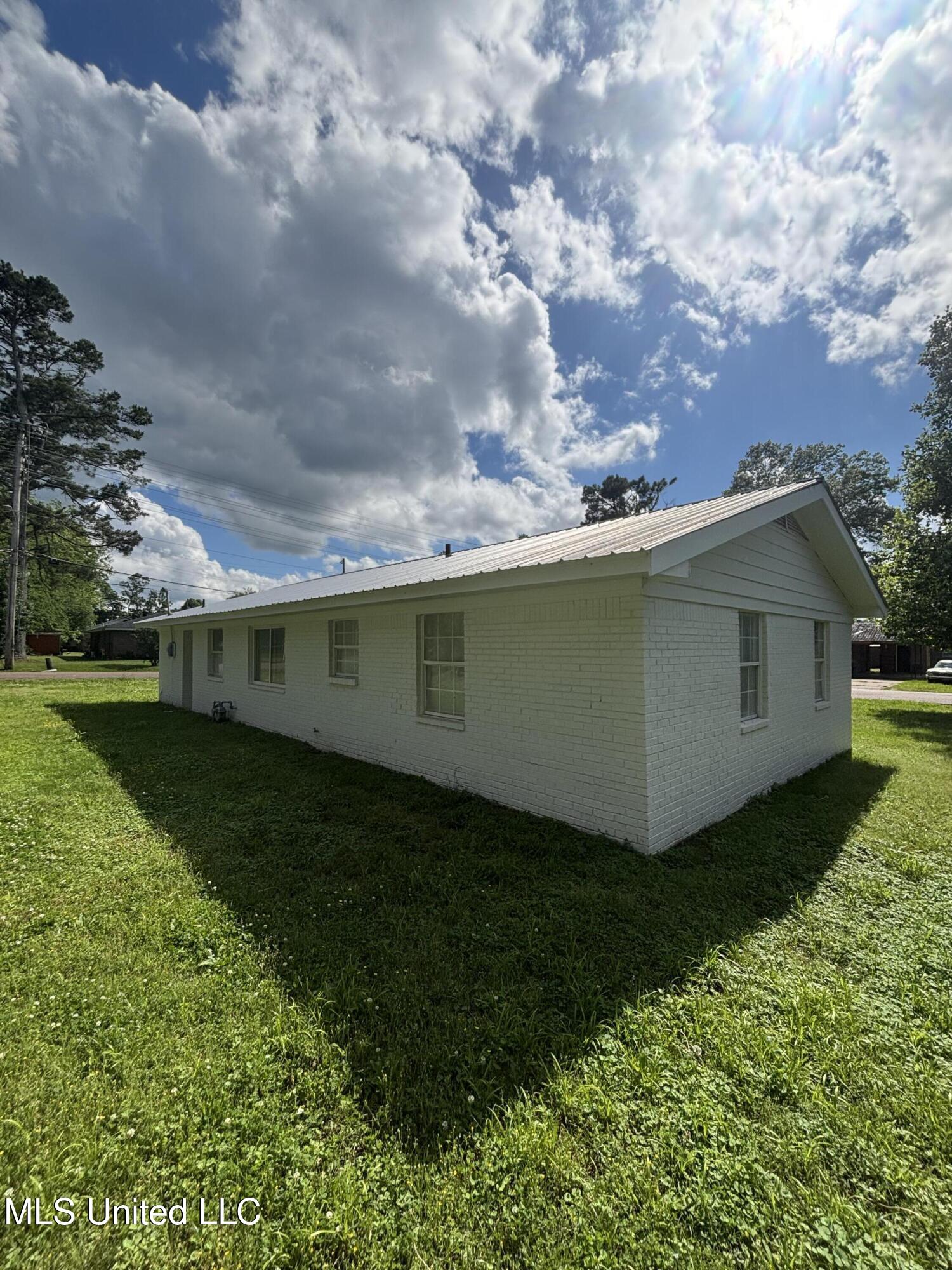 230 Greenbriar Circle Holly Springs, MS 38635 - Photo 4 of 21 Photo May 13 2025, 3 53 01 PM