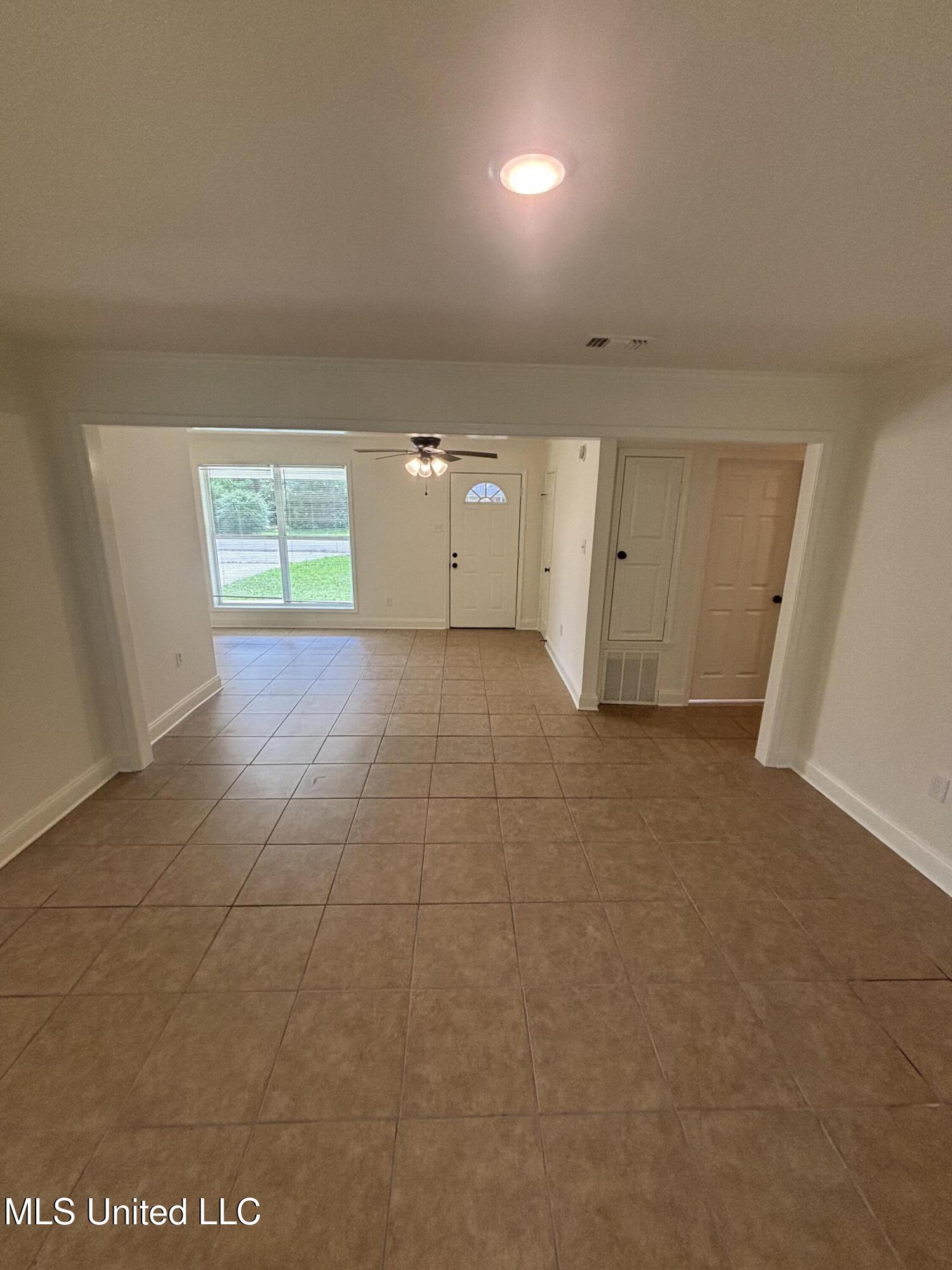 230 Greenbriar Circle Holly Springs, MS 38635 - Photo 5 of 21 Photo May 13 2025, 3 54 21 PM