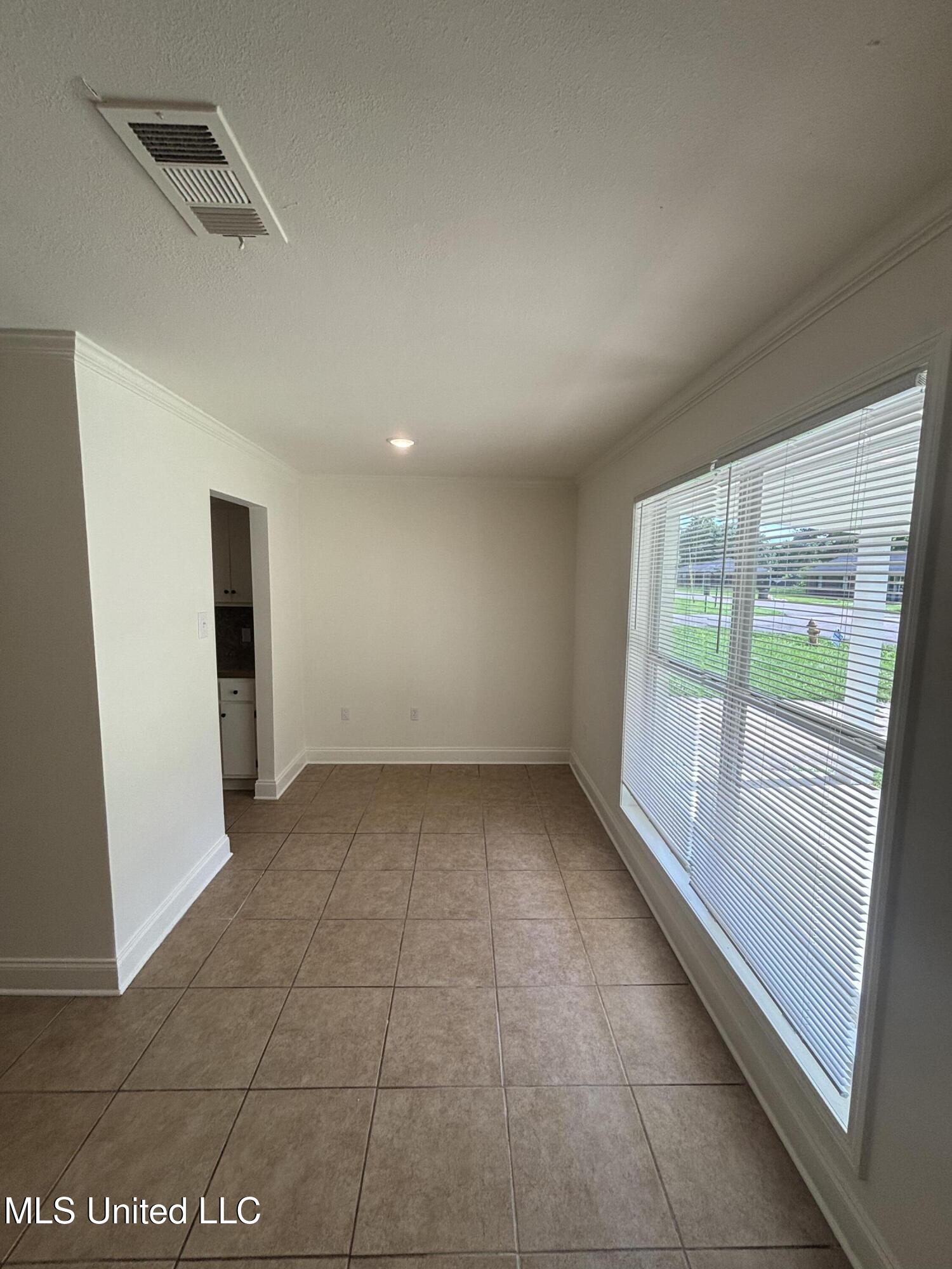 230 Greenbriar Circle Holly Springs, MS 38635 - Photo 6 of 21 Photo May 13 2025, 3 54 49 PM