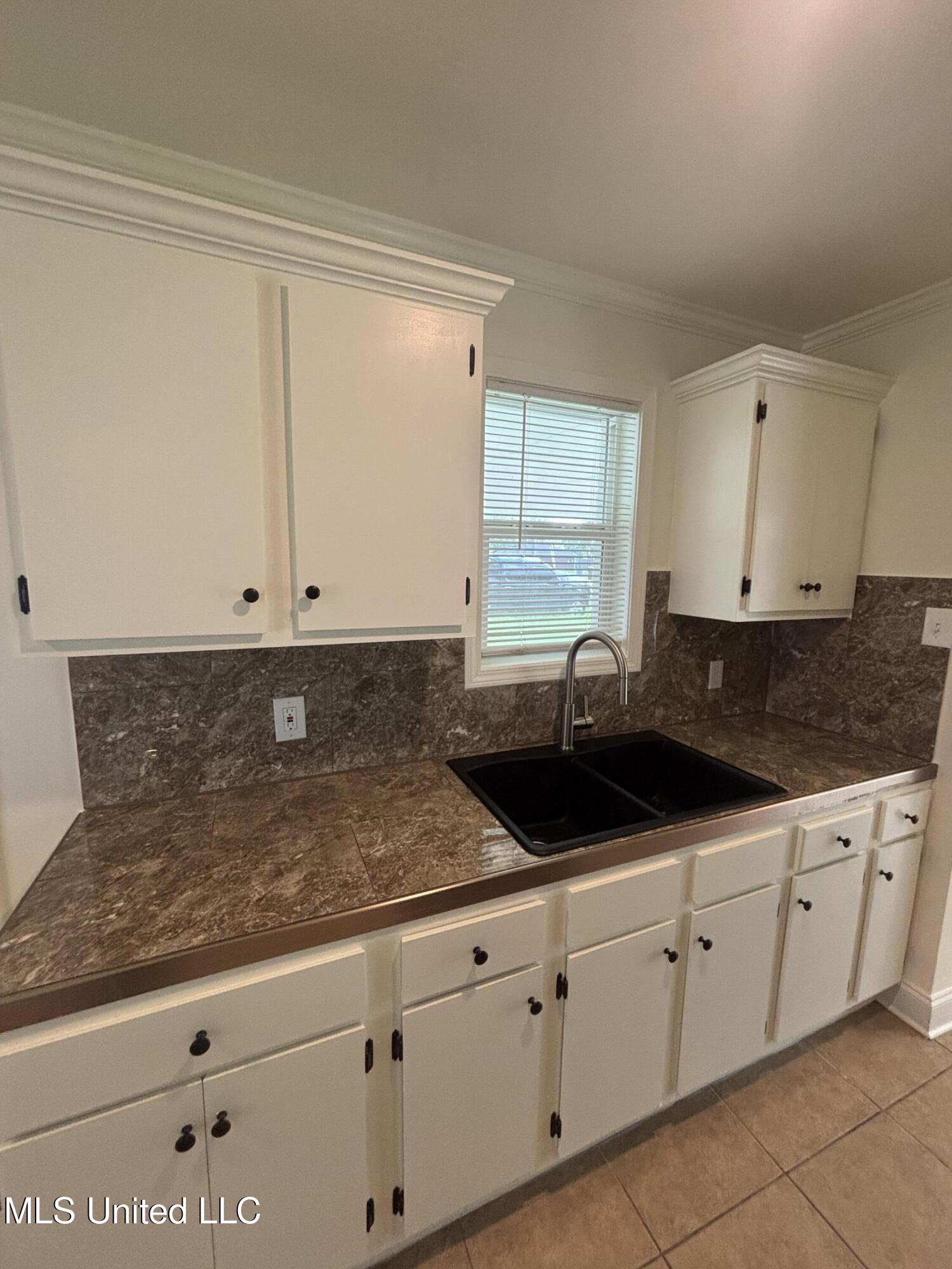 230 Greenbriar Circle Holly Springs, MS 38635 - Photo 10 of 21 Photo May 13 2025, 3 56 30 PM