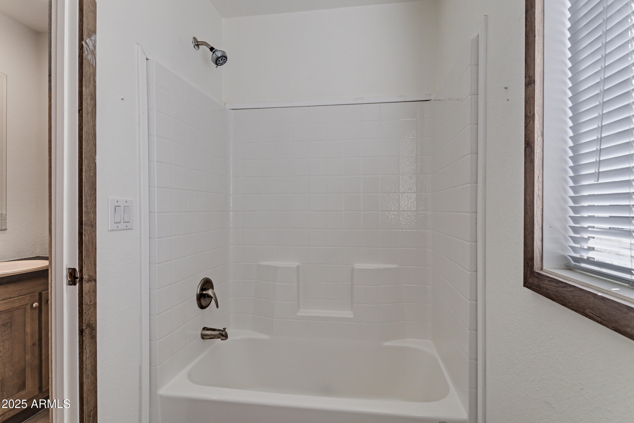 11341 East 6th Avenue Apache Junction, AZ 85120 - Photo 23 of 37 a bathroom with a bathtub