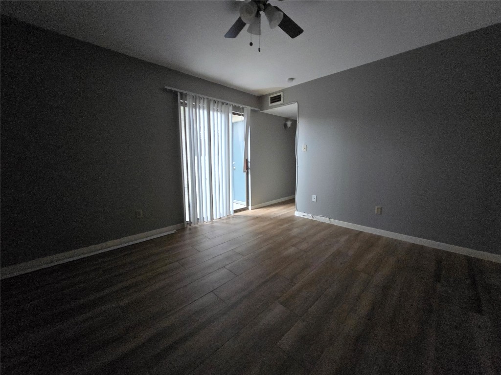 6401 Deihl Road, Unit 1006 Houston, TX 77092 - Photo 14 of 19 a view of an empty room with a window