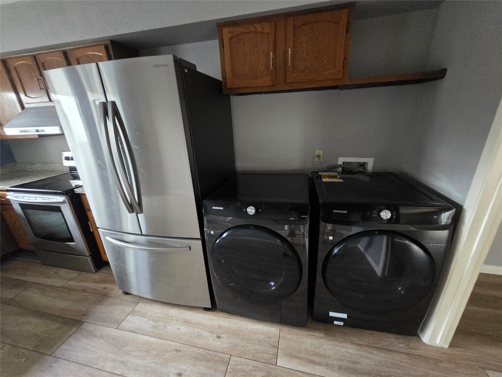 6401 Deihl Road, Unit 1006 Houston, TX 77092 - Photo 3 of 19 a refrigerator freezer sitting inside of a kitchen