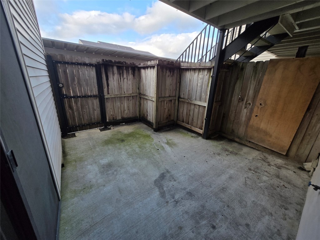 6401 Deihl Road, Unit 1006 Houston, TX 77092 - Photo 5 of 19 a view of an empty room