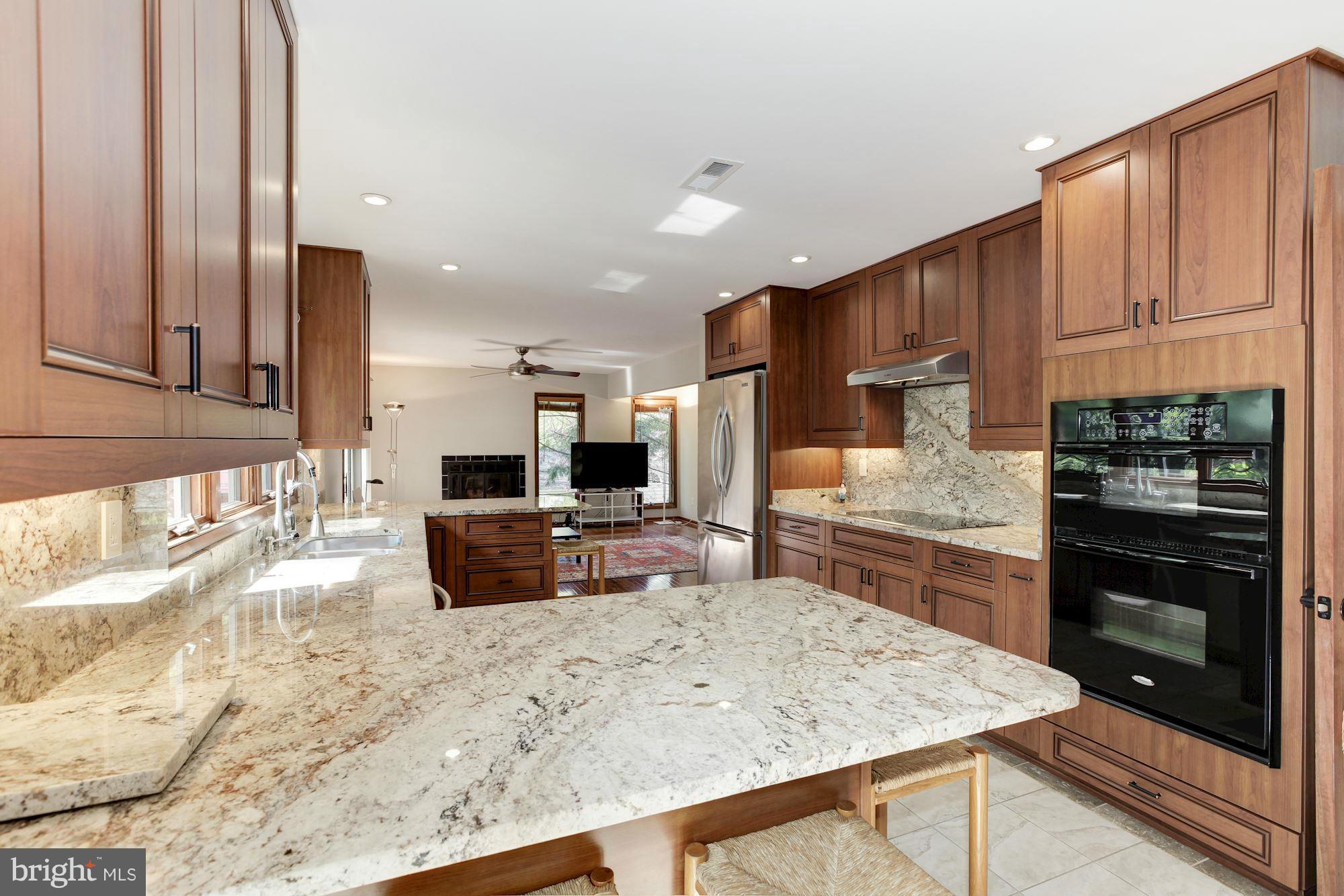 6627 Old Chesterbrook Road McLean, VA 22101 - Photo 10 of 28 Designer kitchen with newer appliances