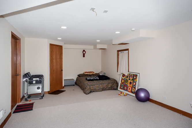 796 Teasel Lane Aurora, IL 60504 - Photo 28 of 37 a room with gym equipment