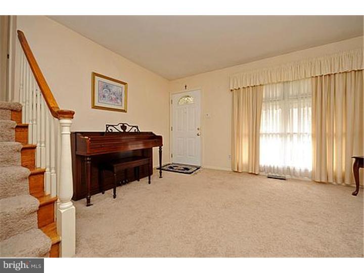 8411 Chippewa Road Philadelphia, PA 19128 - Photo 4 of 24 Living Room