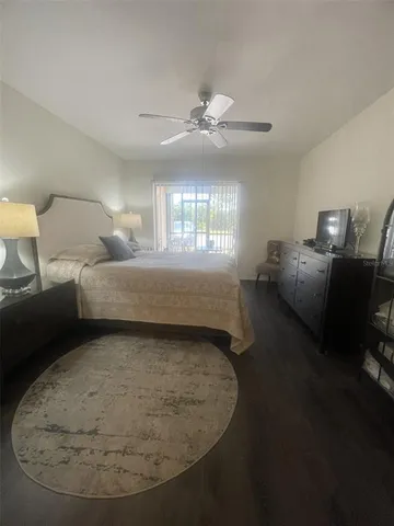 a view of livingroom with furniture