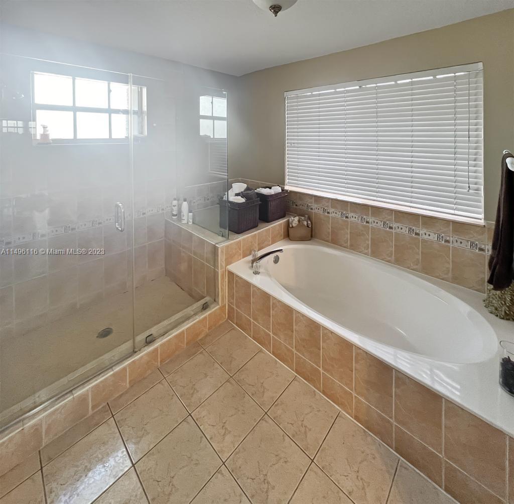 The Hammocks Miami, FL 33196 - Photo 15 of 20 a bath tub sitting next to a window