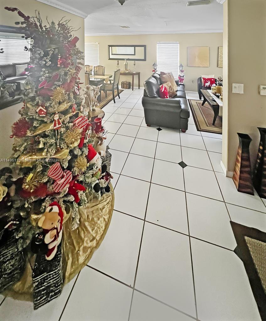 The Hammocks Miami, FL 33196 - Photo 9 of 20 a living room with furniture and flowers