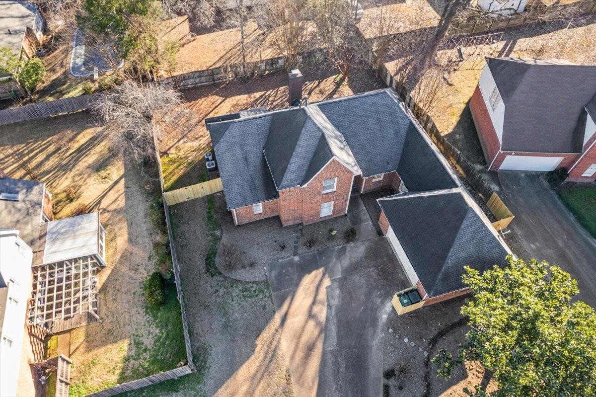 a view of a backyard