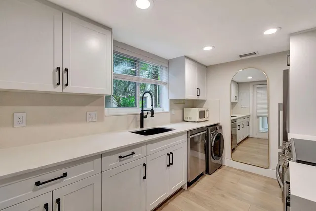 $3,800 | 49 Southeast 7th Avenue, Unit 2, Delray Beach, FL 33483