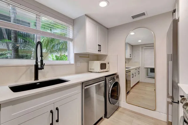 $3,800 | 49 Southeast 7th Avenue, Unit 2, Delray Beach, FL 33483