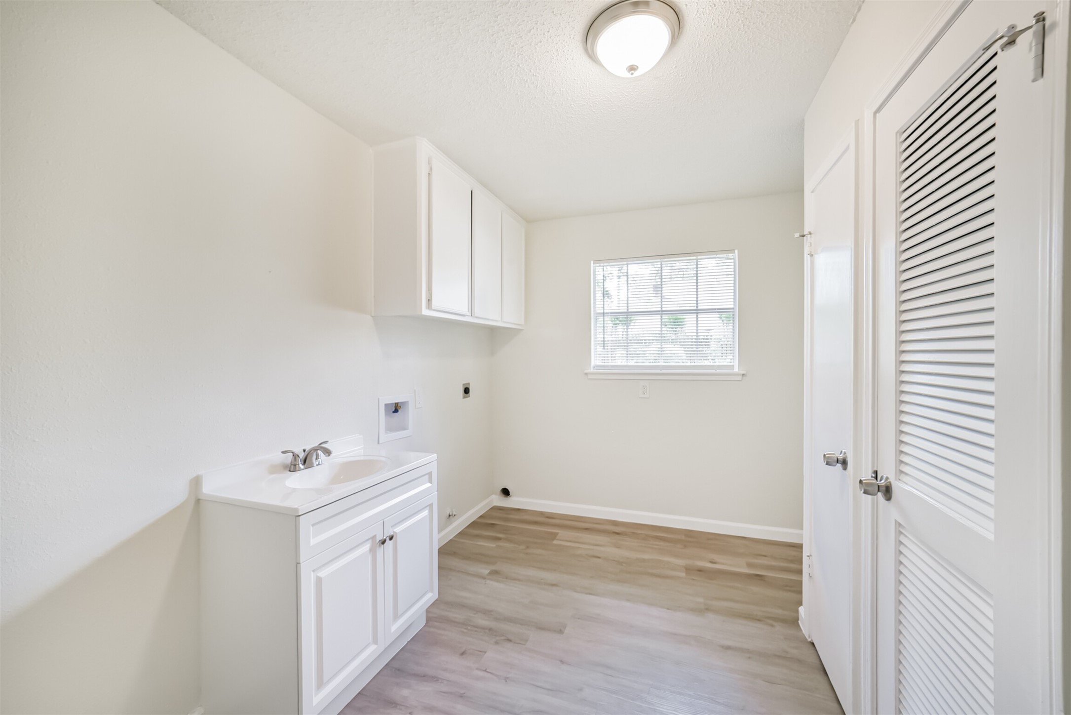 1011 Baltic Lane Houston, TX 77090 - Photo 22 of 43 a view of a bathroom with two sinks and a window