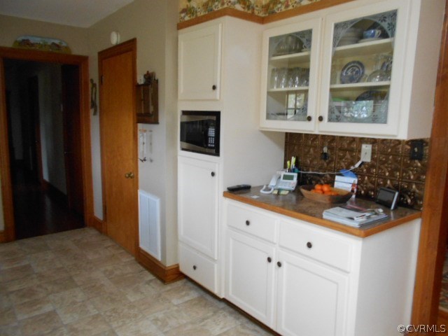 10 Jamestown Road Farmville, VA 23901 - Photo 5 of 20 a kitchen with stainless steel appliances a sink stove and refrigerator