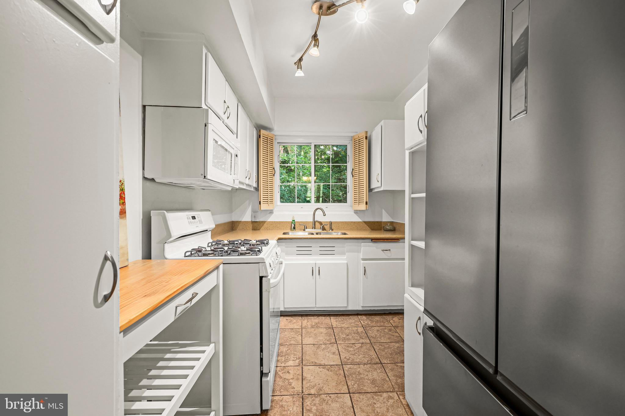 3519 Valley Drive Alexandria, VA 22302 - Photo 11 of 54 a kitchen with stainless steel appliances granite countertop a refrigerator and a sink