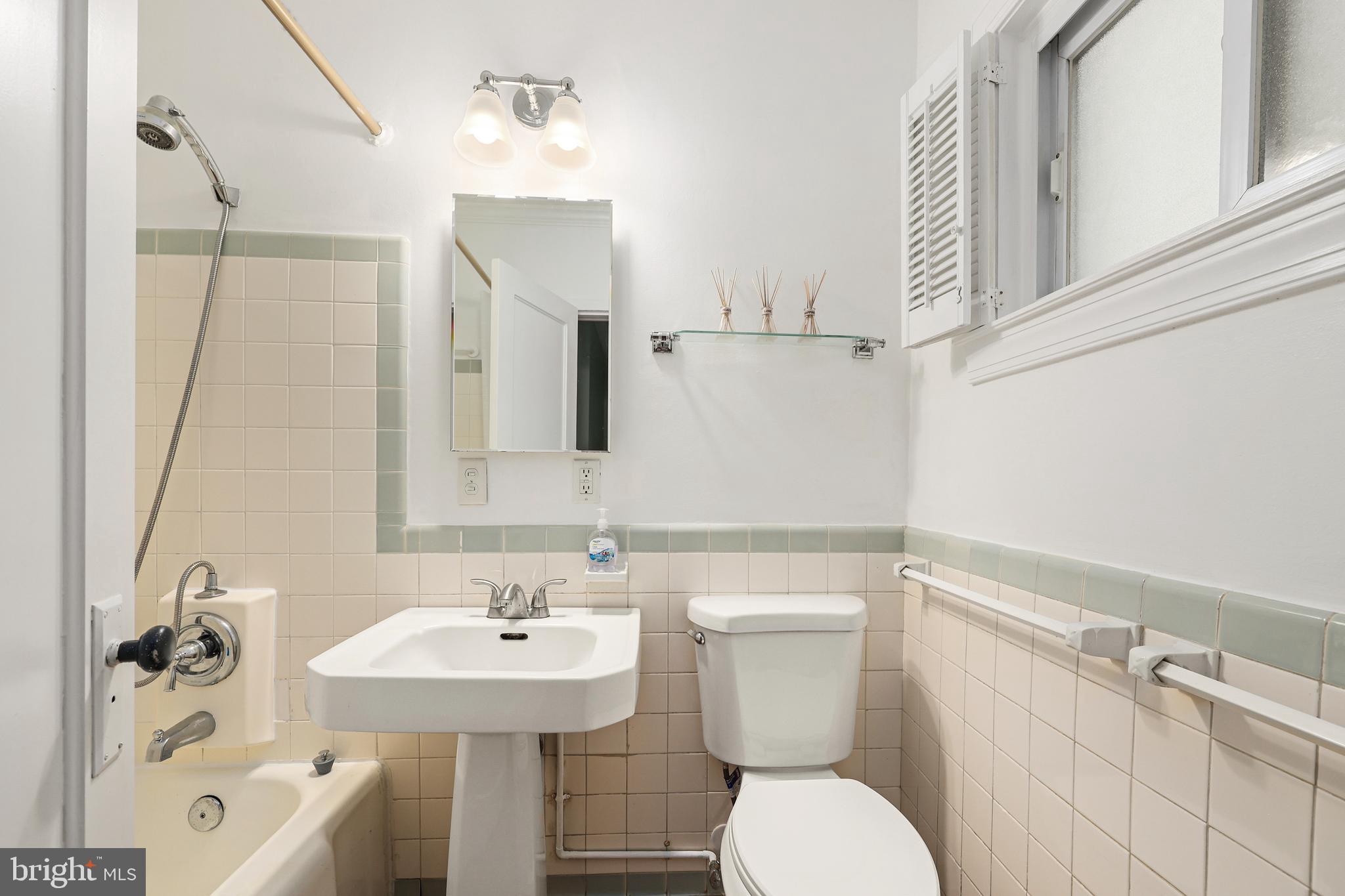 3519 Valley Drive Alexandria, VA 22302 - Photo 14 of 54 a bathroom with a sink toilet and shower