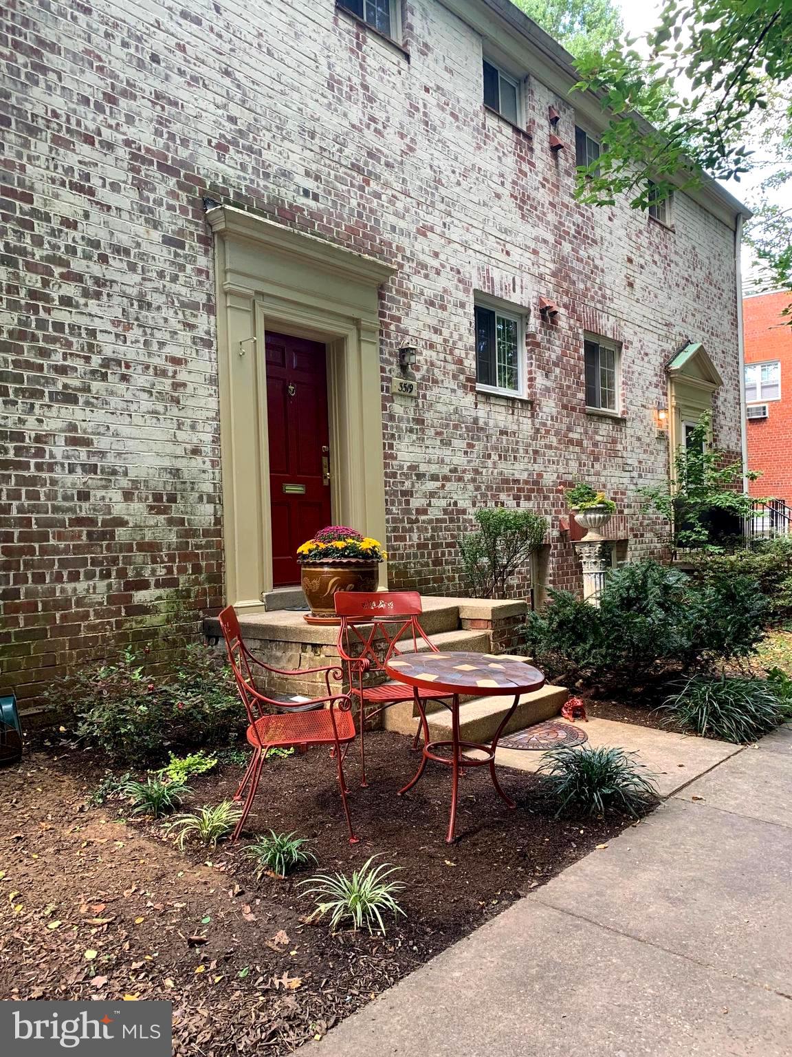 3519 Valley Drive Alexandria, VA 22302 - Photo 2 of 54 a backyard of a house with outdoor seating