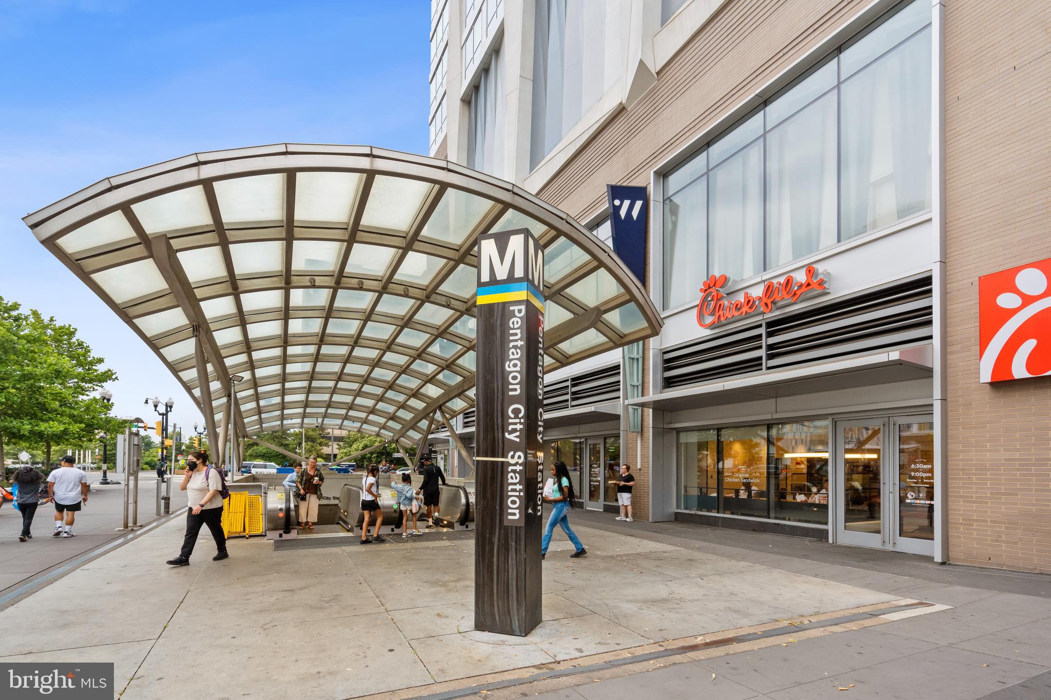 3519 Valley Drive Alexandria, VA 22302 - Photo 51 of 54 a view of a building with sitting area