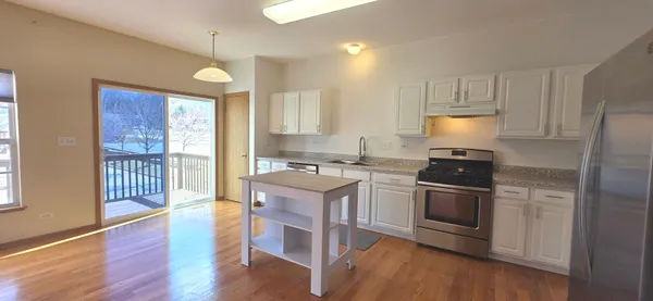 $2,700 | 212 Willow Boulevard, Unit 212, Willow Springs, IL 60480