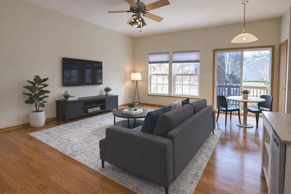 $2,700 | 212 Willow Boulevard, Unit 212, Willow Springs, IL 60480
