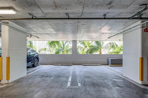 $1,100,000 | 7929 West Drive, Unit PH1601, North Bay Village, FL 33141