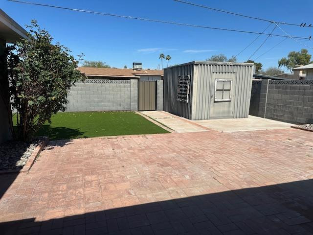 1416 East Del Rio Drive Tempe, AZ 85282 - Photo 23 of 27 a view of a backyard of a house