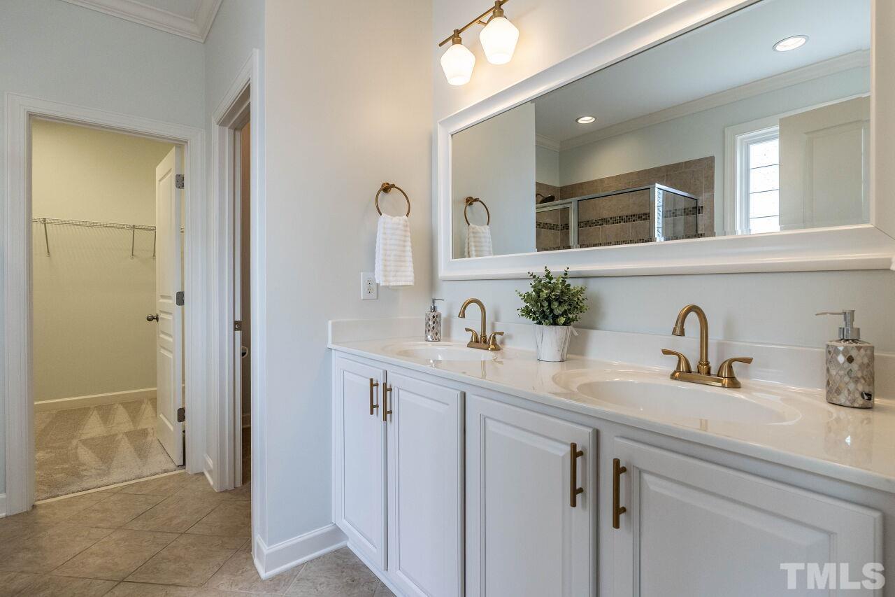 928 Palace Garden Way Raleigh, NC 27603 - Photo 20 of 40 a bathroom with a sink and a mirror