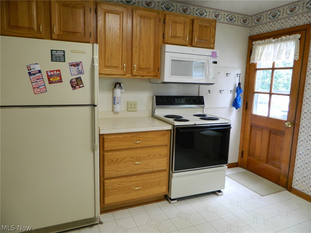 Eat-in Kitchen w/Oak cabinetry & includes ALL​​‌​​​​‌​​‌‌​‌‌​​‌​​​​‌​​​‌‌​‌‌‌ appliances.