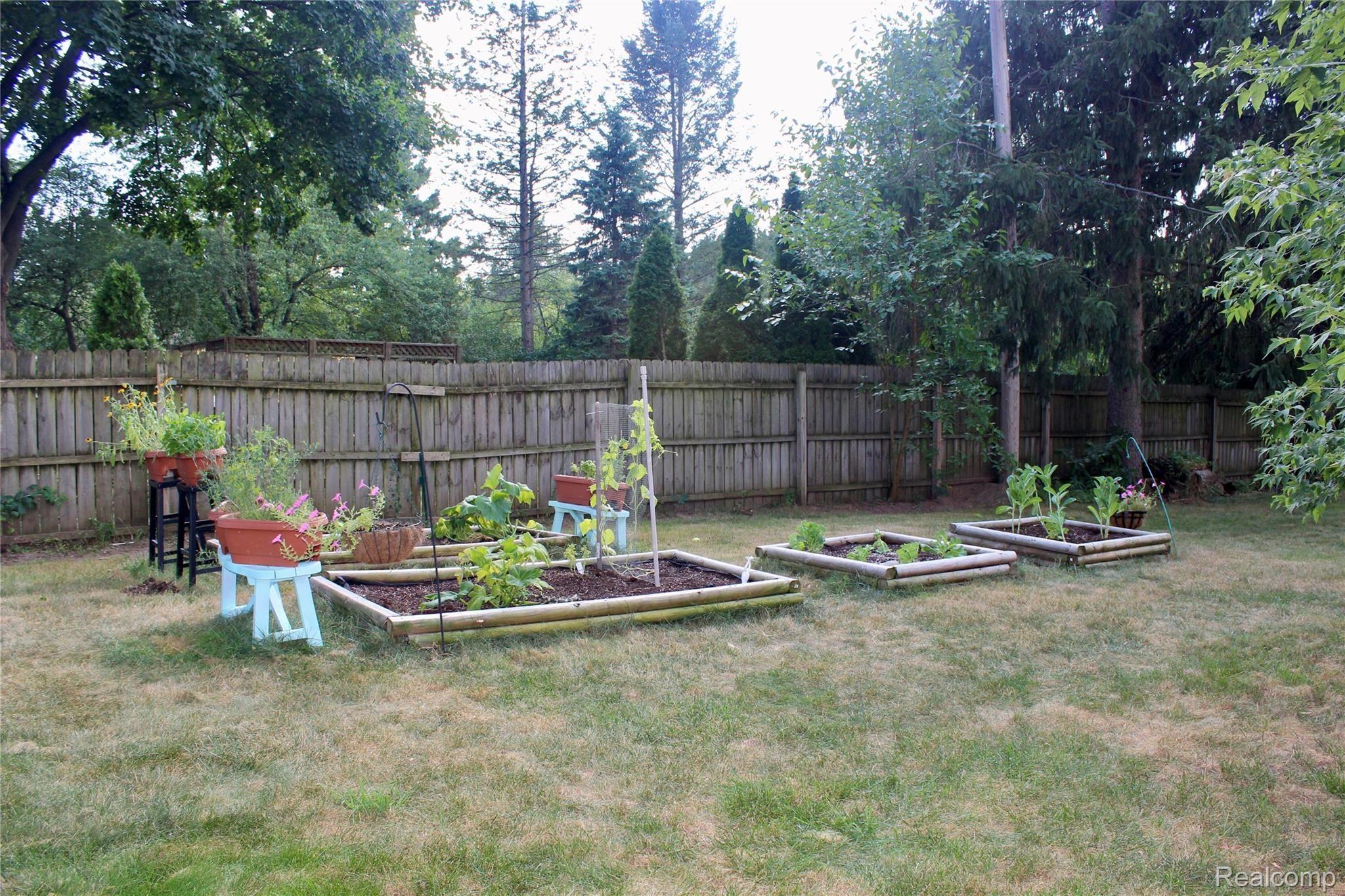 36 South Hospital Road Waterford, MI 48327 - Photo 27 of 32 Great garden area.