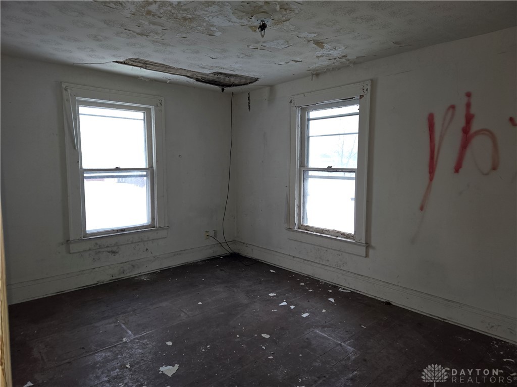 727 West High Street Springfield, OH 45506 - Photo 13 of 29 This interior room features classic windows and durable hardwood flooring.