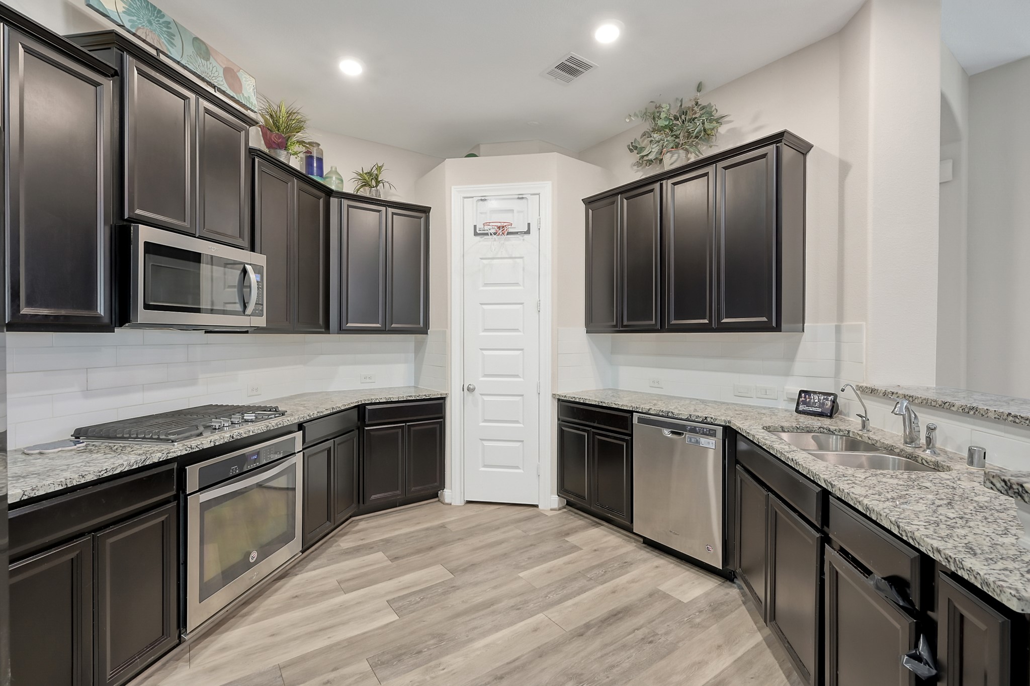 17923 Durango Point Court Tomball, TX 77377 - Photo 9 of 36 The kitchen has 42 inch cabinets, granite counters tops and stainless appliances.