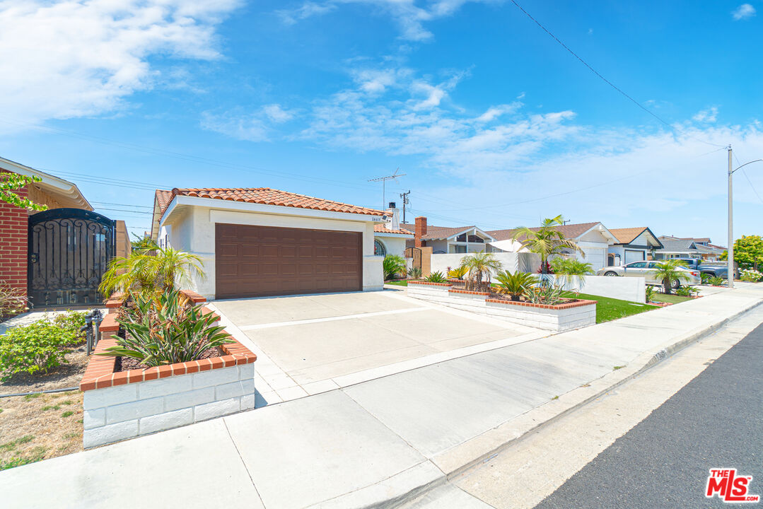 24613 Neptune Avenue Carson, CA 90745 - Photo 3 of 33 a view of a basket ball ground