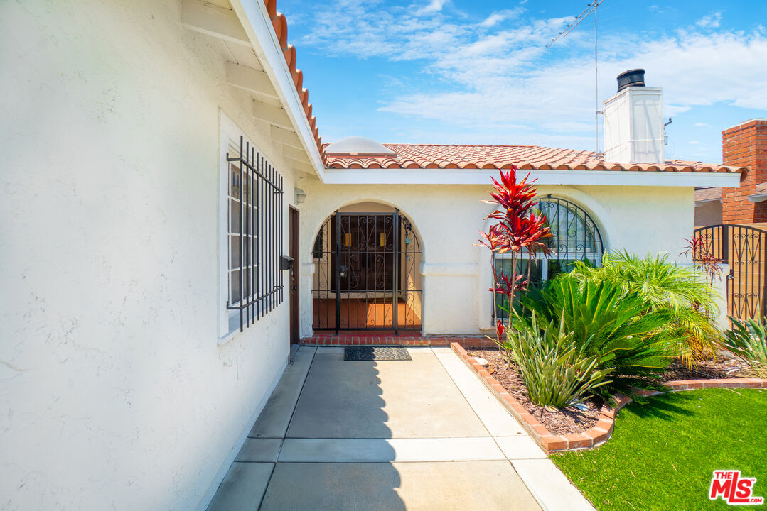 24613 Neptune Avenue Carson, CA 90745 - Photo 4 of 33 a view of entryway with a fountain