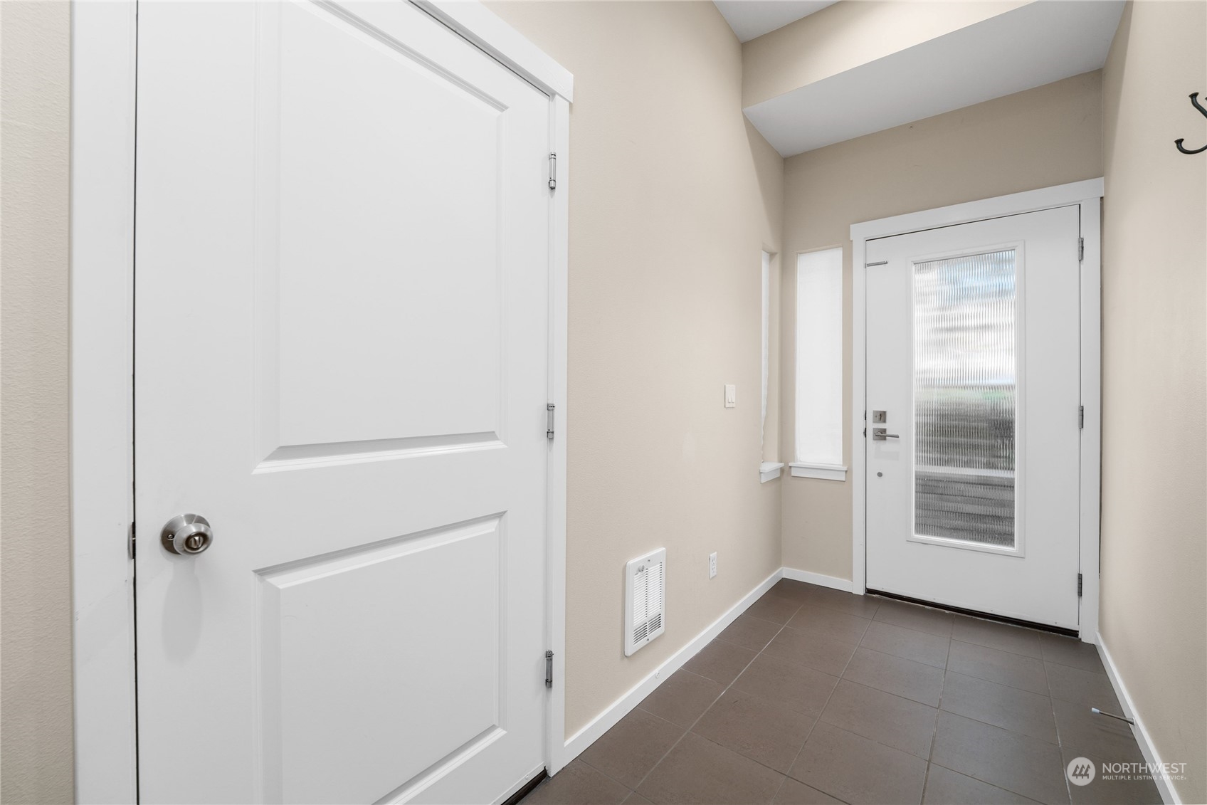 139 Cougar Ridge Road Northwest Issaquah, WA 98027 - Photo 3 of 25 a view of an empty room