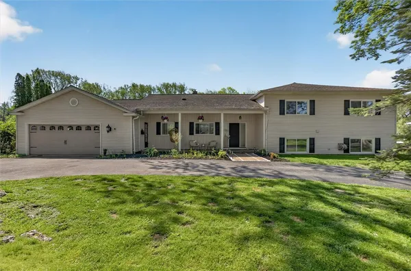 $799,900 | 41 Country Club Drive, Pittsford, NY 14618