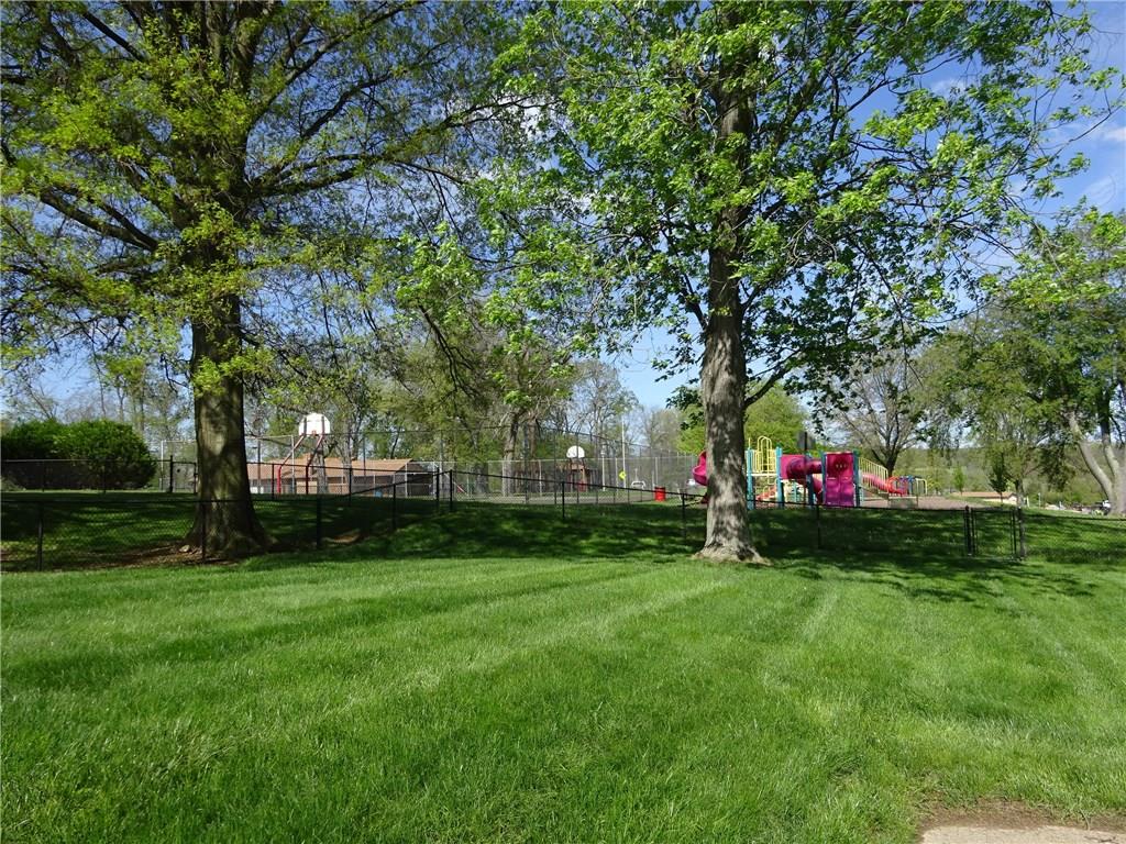 490 Lindsay Road Carnegie, PA 15106 - Photo 4 of 22 Gallery Image 4