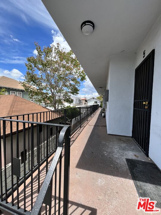 1375 West 20th Street Los Angeles, CA 90007 - Photo 2 of 4 a view of balcony
