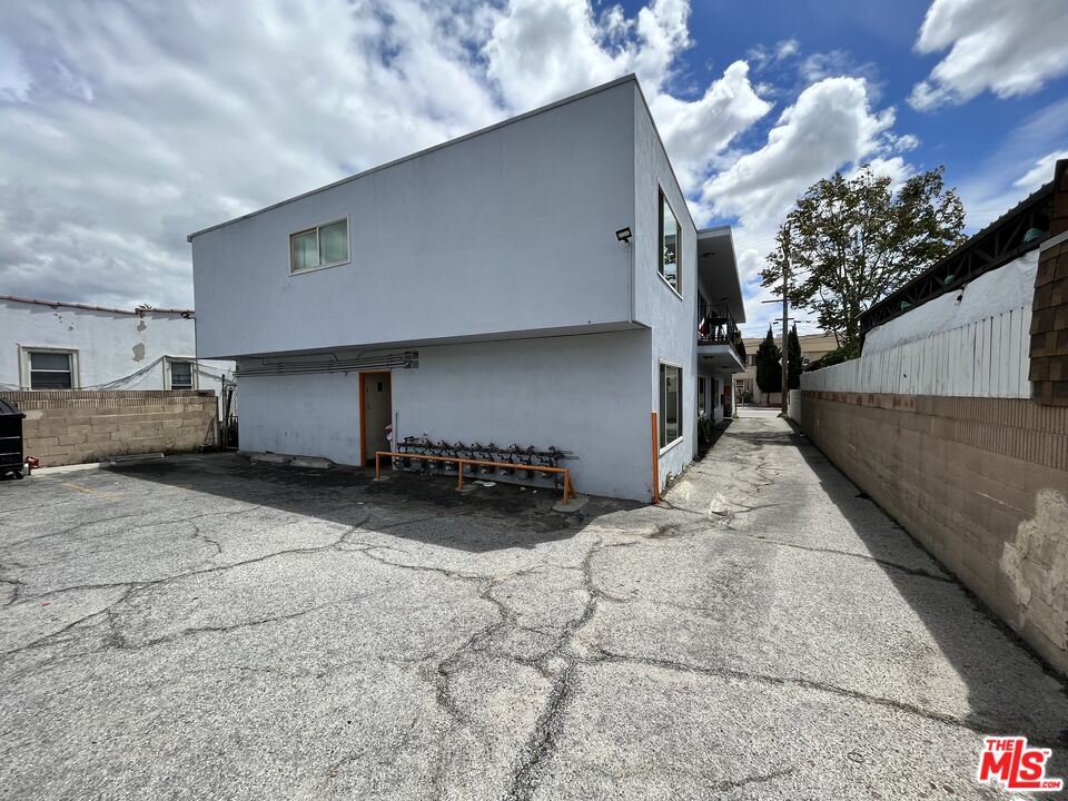 1375 West 20th Street Los Angeles, CA 90007 - Photo 3 of 4 a view of a house with a yard