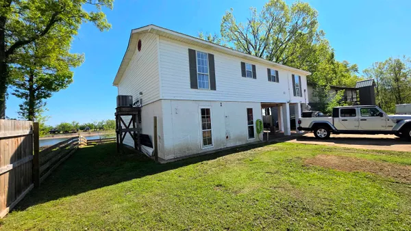 a view of a house with backyard