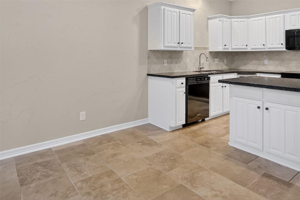 2122 Clear Lake Road Weatherford, TX 76087 - Photo 18 of 40 Nice size breakfast area between the kitchen and family room.