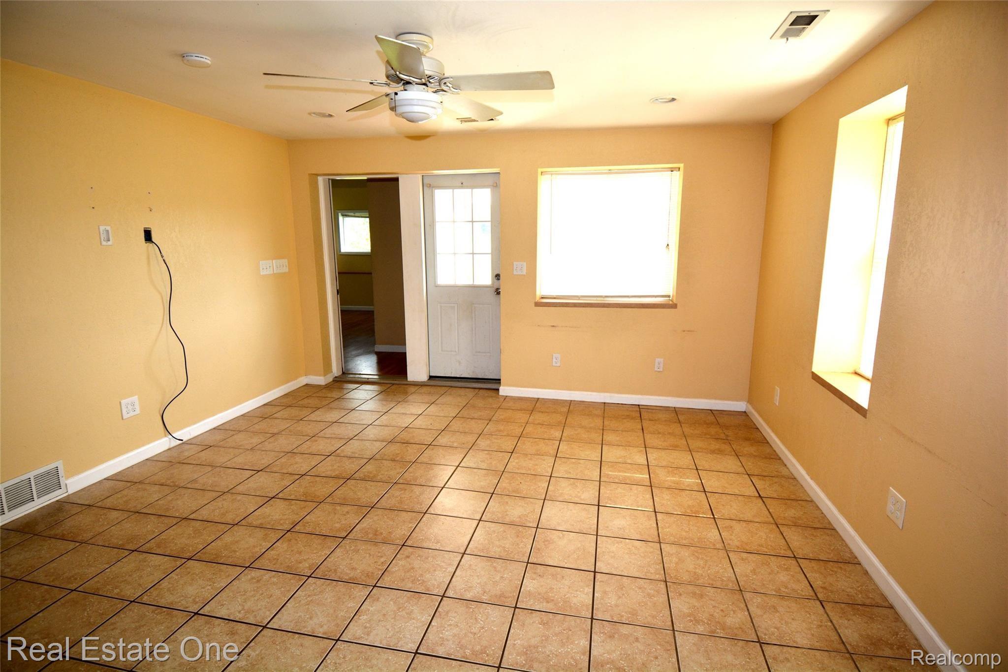 5433 Wayne Road White Lake, MI 48383 - Photo 5 of 10 Living.jpg