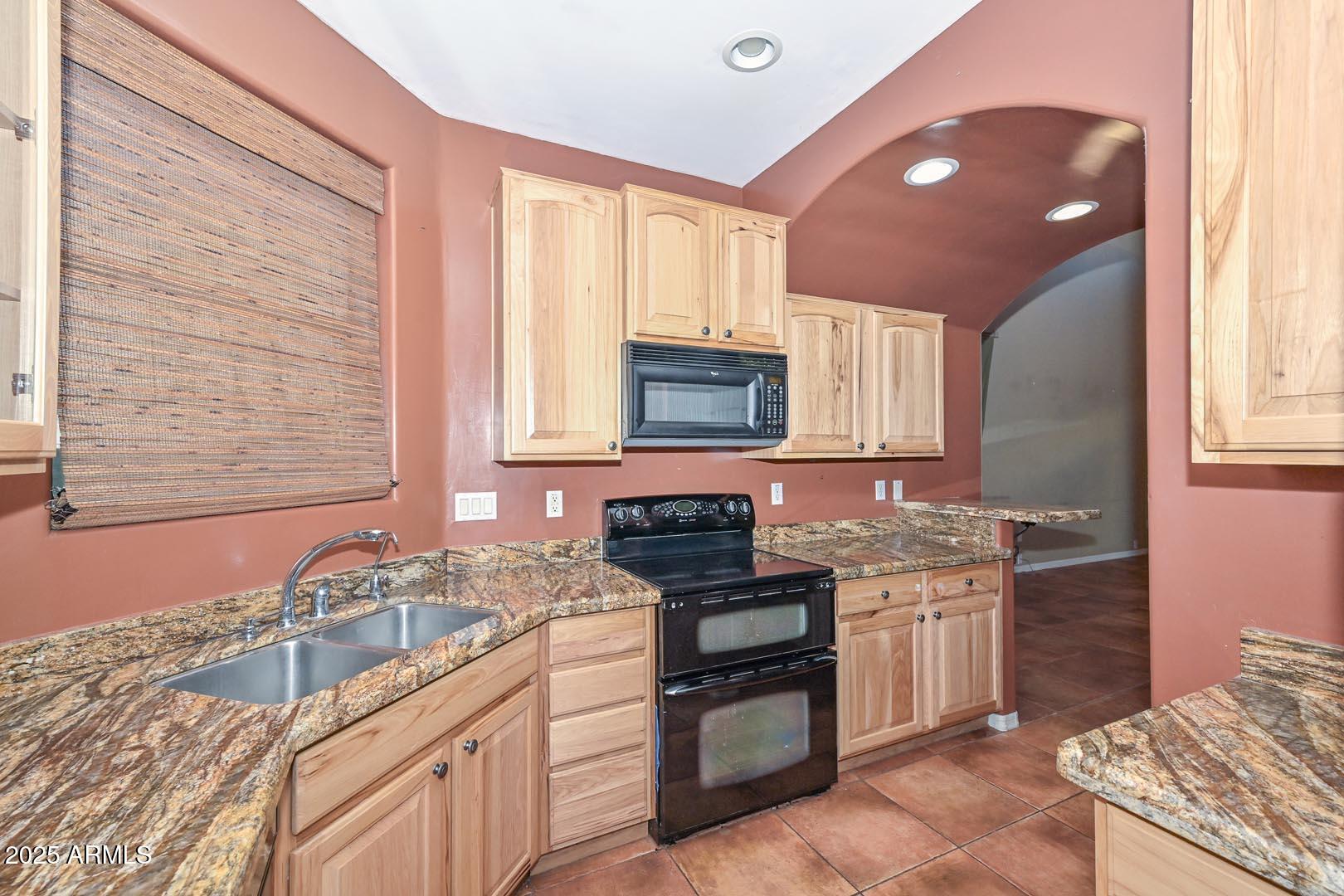1750 East Ocotillo Road, Unit 18 Phoenix, AZ 85016 - Photo 28 of 44 Kitchen-Range