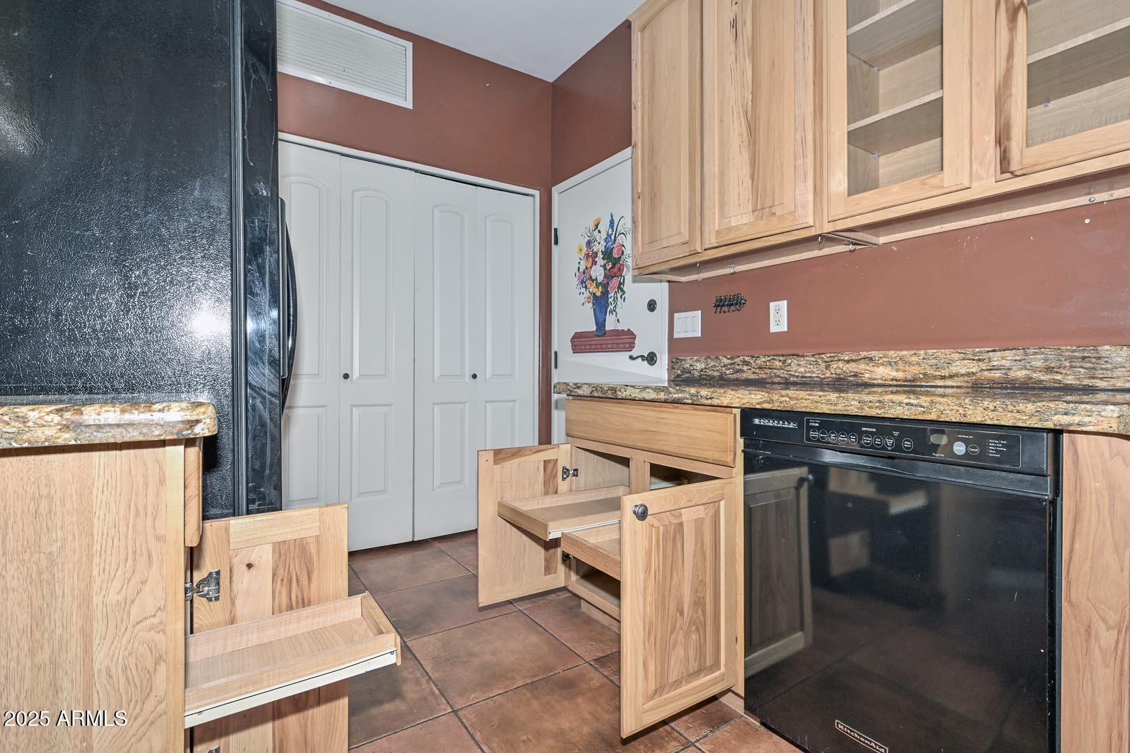 1750 East Ocotillo Road, Unit 18 Phoenix, AZ 85016 - Photo 30 of 44 Kitchen-Slide Outs2