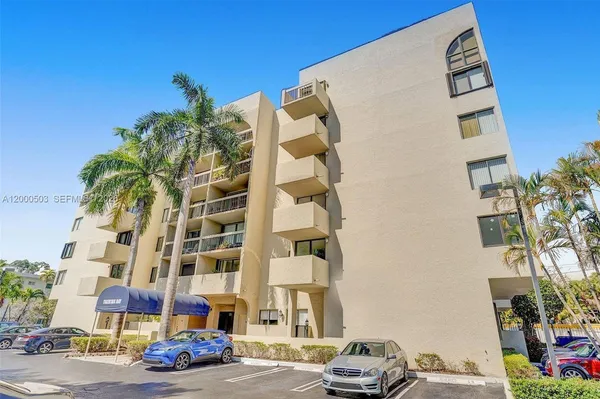 $2,800 | 2715 Tigertail Avenue, Unit 204, Miami, FL 33133