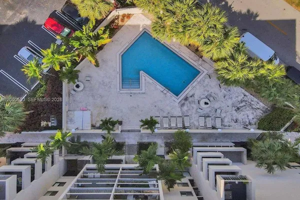 $2,800 | 2715 Tigertail Avenue, Unit 204, Miami, FL 33133