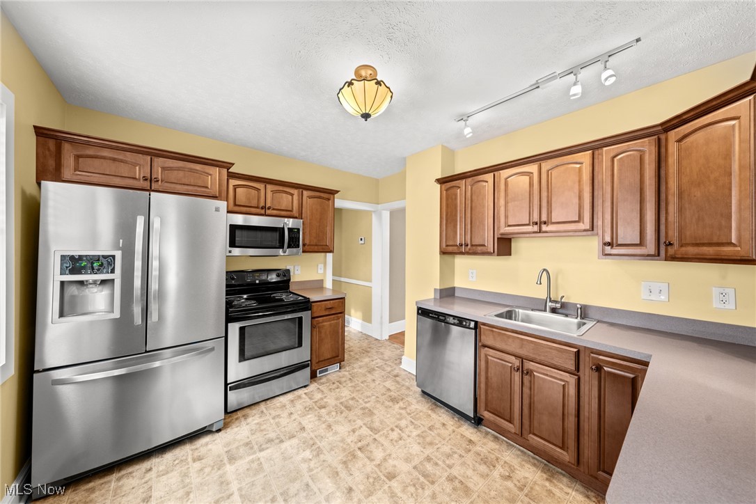 1437 Churchill Road Cleveland, OH 44124 - Photo 11 of 27