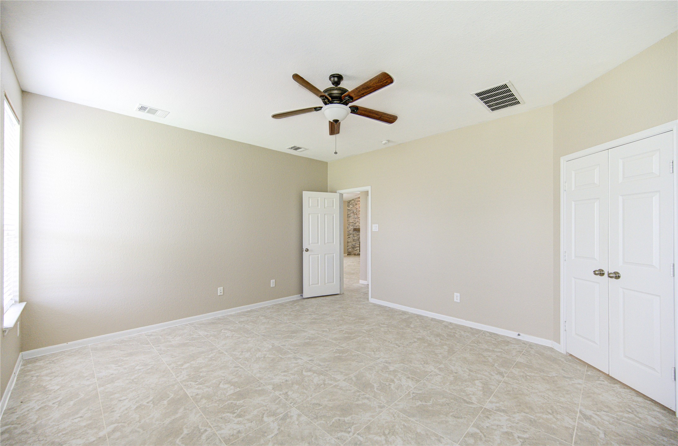6014 Watford Bend Rosenberg, TX 77471 - Photo 7 of 18 08 – Unstaged view of the primary bedroom highlighting size and layout.