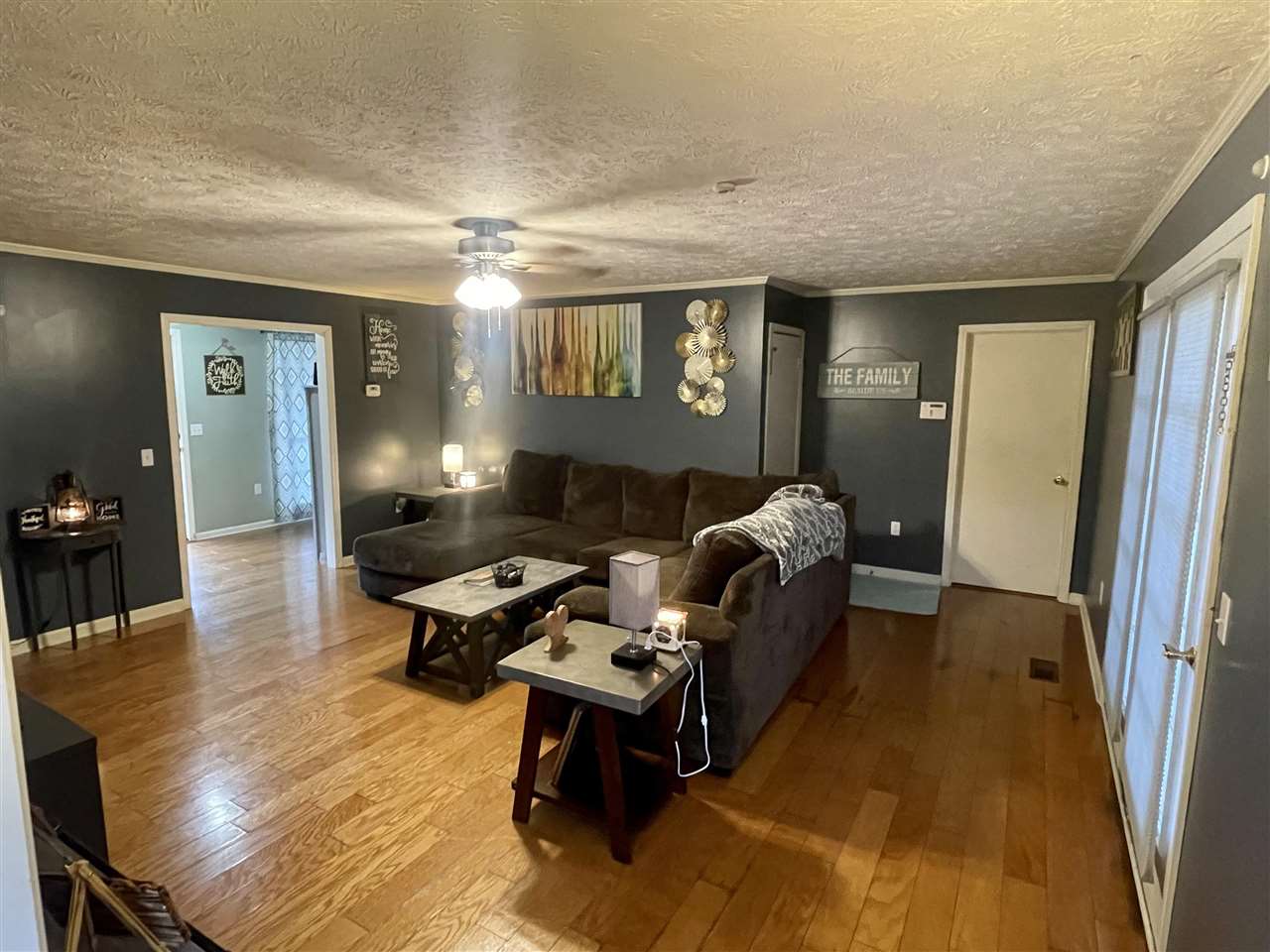 315 Rich Road Savannah, TN 38372 - Photo 6 of 20 a living room with furniture